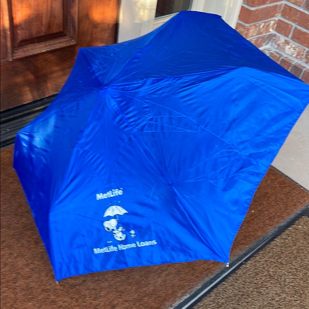 MetLife Blue Umbrella with Snoopy